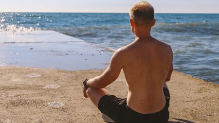 Uno yoga per l’estate (ma chiediamoci di che yoga stiamo parlando)