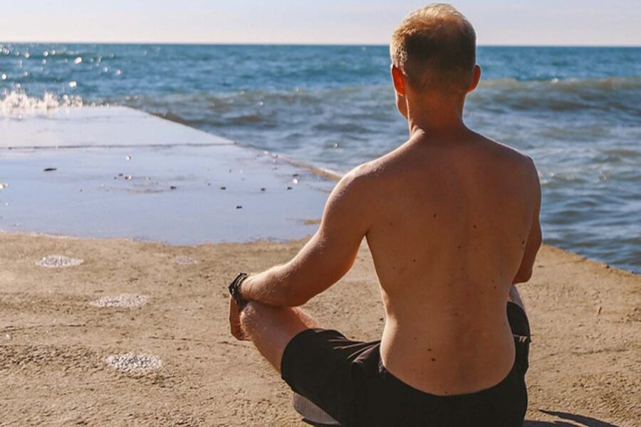 Uno yoga per l’estate (ma chiediamoci di che yoga stiamo parlando)