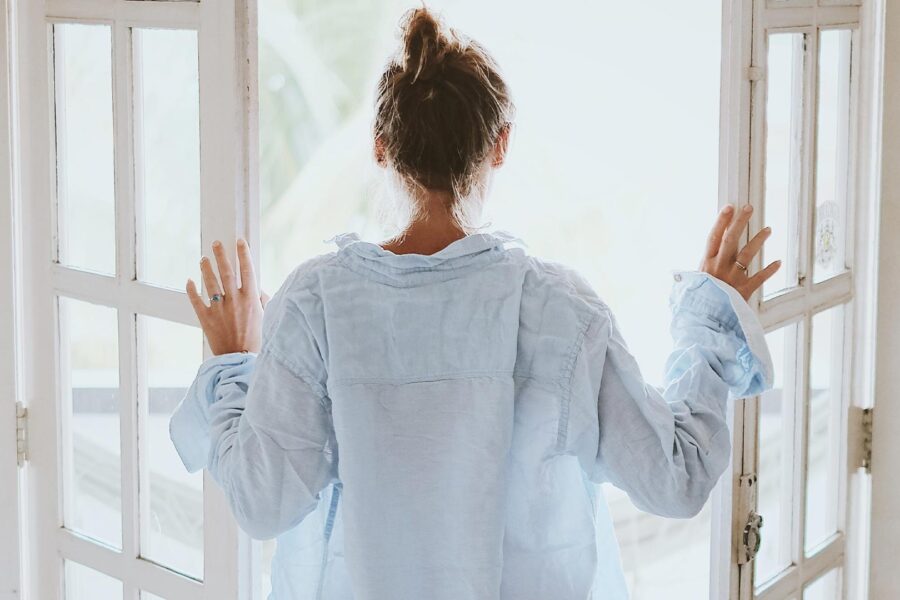 Il respiro tradito: il sacro nell’aria che avveleniamo